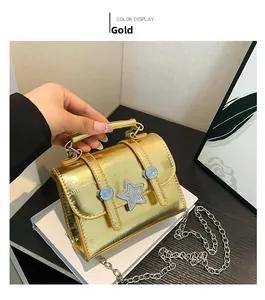 Detaillierte Draufsicht einer Mini-Umhängetasche in Gold-Metallic mit Sternschnalle