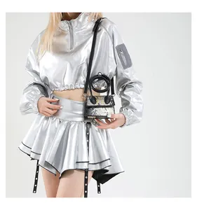 Schicke Mini-Umhängetasche mit Schlangenhautmuster kombiniert mit Silber-Outfit