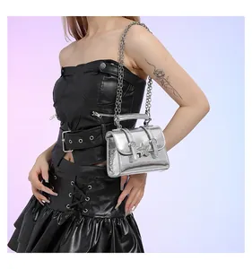Detail der silbernen Mini-Tasche mit Sternschnalle und Kettenriemen im Y2K-Stil