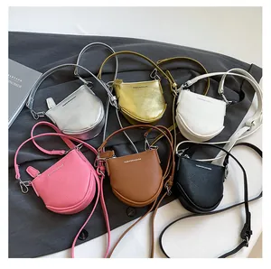 Collection de mini sacs bandoulière en six coloris avec texture cuir et détail de logo