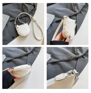 Détails du mini sac bandoulière blanc avec texture litchi et lettrage fashion élégant