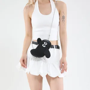 Sac bandoulière noir mignon avec grands yeux et chaîne argentée sur un modèle