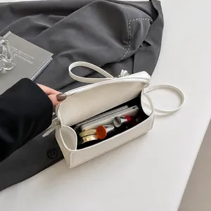 Innenansicht mit Stauraum für Smartphone, Lippenstift und Make-up in einer weißen Tasche