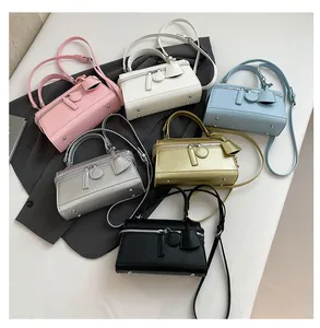 Detailansicht stilvoller quadratischer Handtaschen in sechs Farben mit Lederstruktur