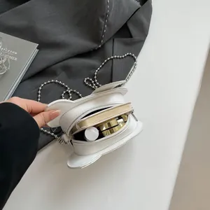 Sac bandoulière blanc oreilles de chat avec chaîne argentée montrant l'espace intérieur