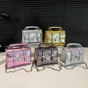 Schicke Mini-Cambridge-Taschen in Metallic-Optik mit Sternen-Deko und Kettenriemen