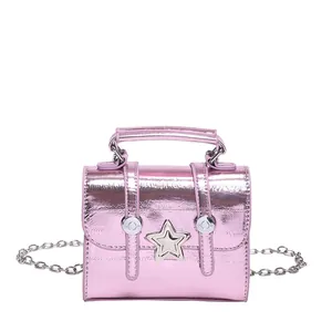 Mini Cambridge Umhängetasche in Metallic-Pink mit Sternverzierung und Silberkette