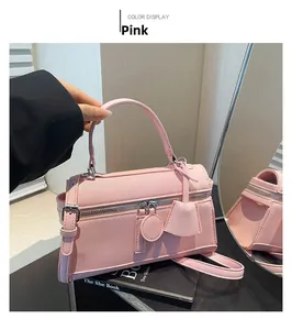 Detailansicht der rosa Handtasche aus strukturiertem Leder mit silbernen Metallbeschlägen