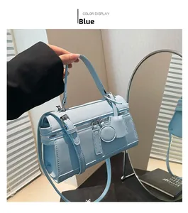 Nahaufnahme der hellblauen Crossgrain-Ledertasche mit Doppelreißverschluss und Anhängern