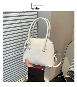Vue détaillée du sac à main blanc texture litchi avec des garnitures argentées