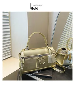 Detailansicht einer goldenen Umhängetasche mit Kreuznarbenleder und Metallring-Reißverschluss