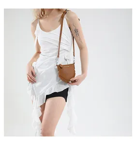 Petit sac bandoulière demi-lune marron texturé avec inscription élégante de mode