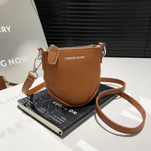 Mini Sac Bandoulière Femme en Cuir PU Inscription FASHION & BAGS Texture Litchi Petit Sac à Épaule Carré Sac de Téléphone