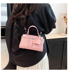Rückansicht eines Modells mit einer rosa Henkeltasche im Lunchbox-Stil mit Doppelreißverschluss