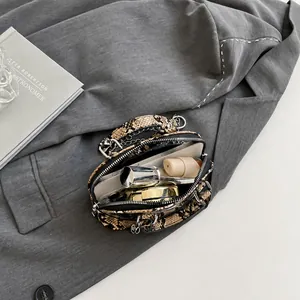 Vue détaillée de l'intérieur d'un sac serpent avec des objets du quotidien