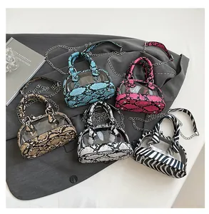 Vue à plat de cinq sacs coquilles en PVC transparent aux imprimés animaliers variés