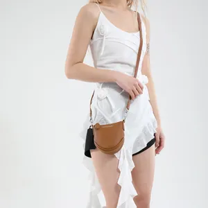 Sac bandoulière marron en cuir grainé avec inscription mode et finitions métalliques argentées