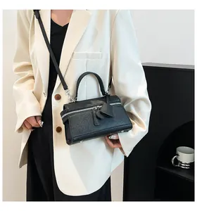 Detail der schwarzen Saffiano Crossbody-Tasche mit silbernem Reißverschluss und Anhänger