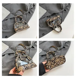 Detailansicht der transparenten PVC-Tasche mit Zebramuster-Leder und Metallkette
