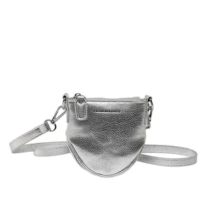 Mini sac bandoulière argenté brillant en forme de cœur avec texture grainée litchi
