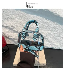 Détails de texture serpent bleu et PVC transparent sur ce mini sac à main moderne