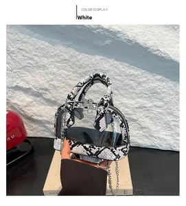 Détail du mini sac en PVC transparent avec bordure serpent et bandoulière chaîne