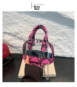 Détail du motif serpent rose et texture PVC transparente sur le mini sac à main