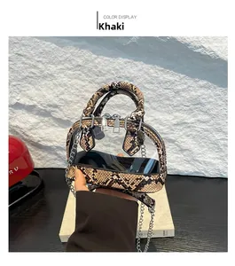 Détails du sac boston en PVC transparent avec bordure zébrée kaki et bandoulière chaîne