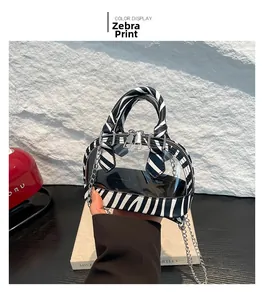 Détail du mini sac à main transparent en PVC motif zèbre avec chaîne et fermeture