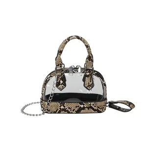 Sac à main transparent avec finitions en serpent et bandoulière en chaîne argentée