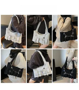 Detailed model views of a stylish large-capacity commuter tote bag with heart chain charms