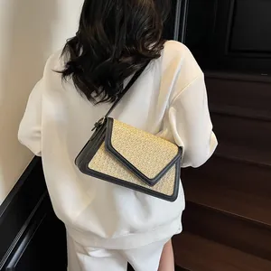 Sac bandoulière tissé chic avec bordure noire et lanière en cuir pour femme style printemps