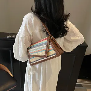 Sac à bandoulière tressé rayé arc-en-ciel avec garniture en cuir marron en situation
