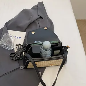 Sac bandoulière carré en paille et cuir noir avec compartiments de rangement internes