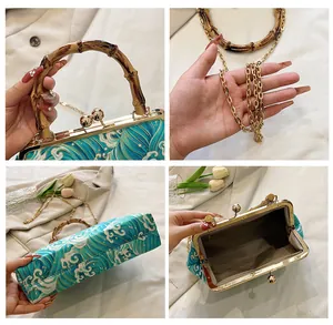 Détail de poignée en bambou et motif de vagues sur sac vintage avec chaîne