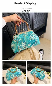 Détail de la poignée en bambou et imprimé Great Wave sur sac à bandoulière vert