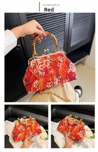 Détails du sac rouge à motif vagues avec poignée en bambou et chaîne dorée