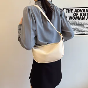 Sac croissant crème élégant en cuir grainé, grand sac à bandoulière pour femmes
