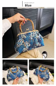 Détail de la poignée en bambou et du motif vague sur le sac à cadre rétro bleu