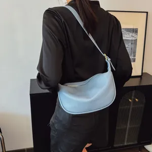 Sac à bandoulière en cuir bleu clair à motif de litchi avec quincaillerie dorée