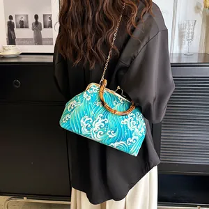 Sac à main vintage avec poignée en bambou et motif de vagues ukiyo-e bleu élégant
