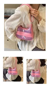 Detalle del bolso de hombro rosa tipo jelly con logotipo en relieve y textura de PVC transparente