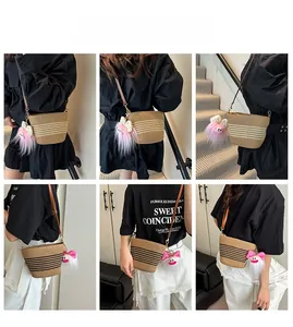 Vue détaillée du sac seau en paille tressée avec rayures et bandoulière en cuir
