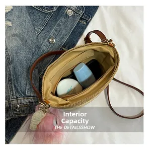 Vue macro de la capacité intérieure du sac en paille tissée avec poche zippée