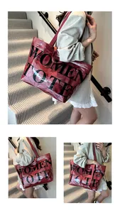 Dettaglio della borsa tote rossa trasparente con texture stropicciata e logo Women