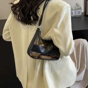 Bolso de hombro transparente negro tipo jelly con ribete de cuero y correa fina