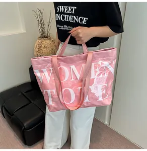 Dettaglio della borsa tote rosa lucida con stampa a lettere bianche Women Tote