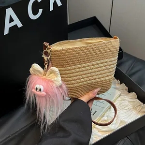Sac Seau en Paille Tissé à la Main pour Femme Mode Rayure Vacances Sac de Plage Avec Joli Pendentif Monstre en Peluche Sac à Bandoulière