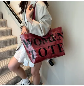 Dettaglio della borsa tote bordeaux lucida con scritta nera Women Tote stampata