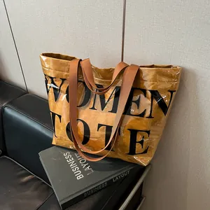 Borsa Tote da Donna in PVC Trasparente Grande Capacità Stile Carta DuPont Stropicciata Stampa Lettere Borsa a Spalla Impermeabile